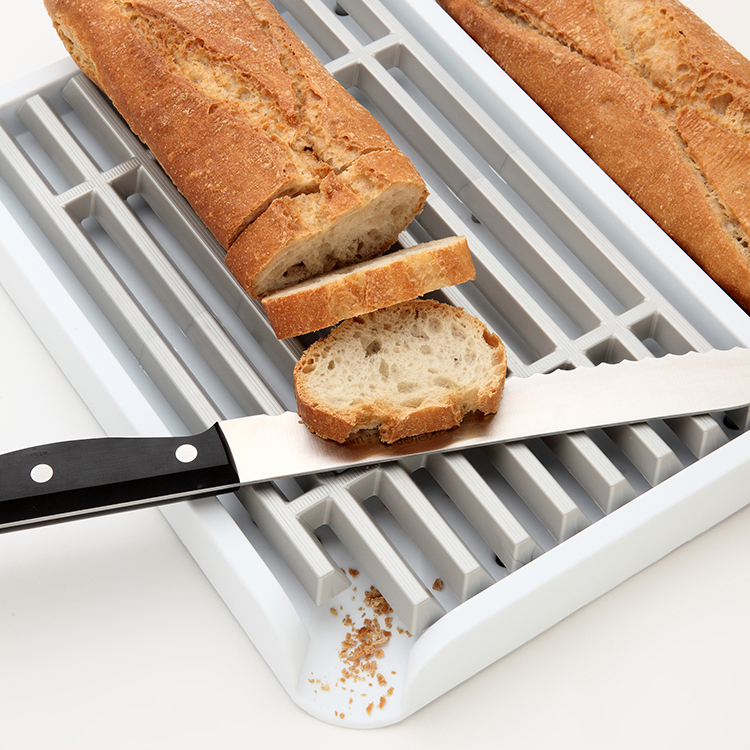 Tabla de madera para cocina con rejilla para recoger migas Tabla cortar de cocina para pan con zona de corte de embutido integrada Tabla de cortar pan con recogemigas para mesa Fabricada en España 